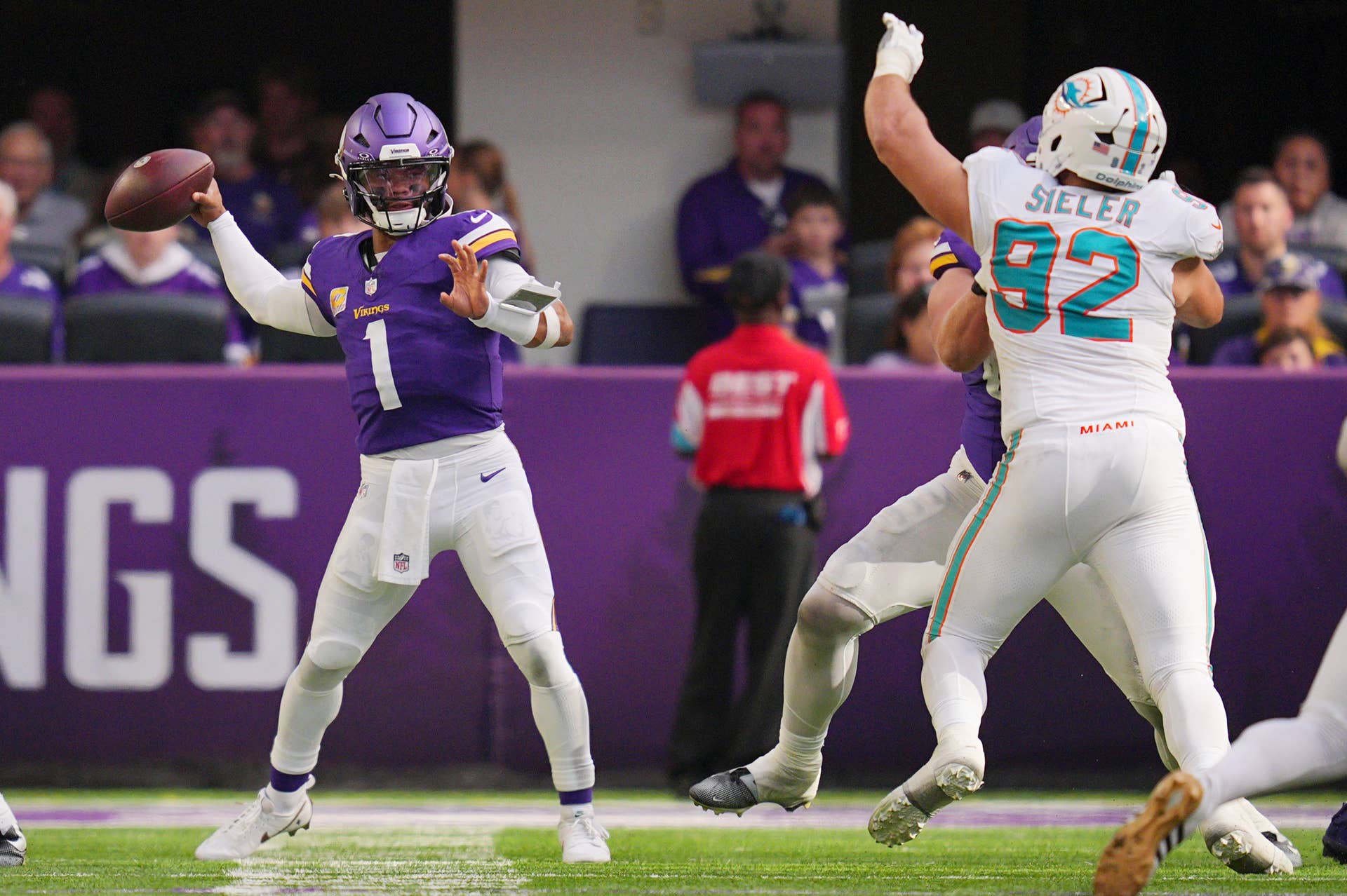 Darrisaw injured, Vikings' offensive issues continue in 0-TD first half ...